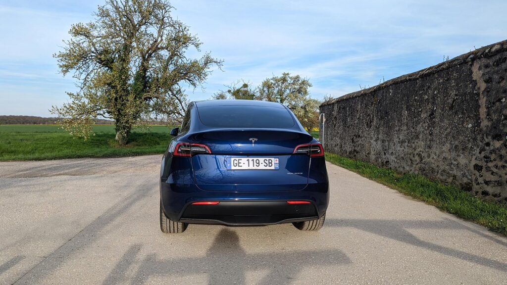 Face arrière Tesla Model Y // Source : Raphaelle Baut pour Numerama