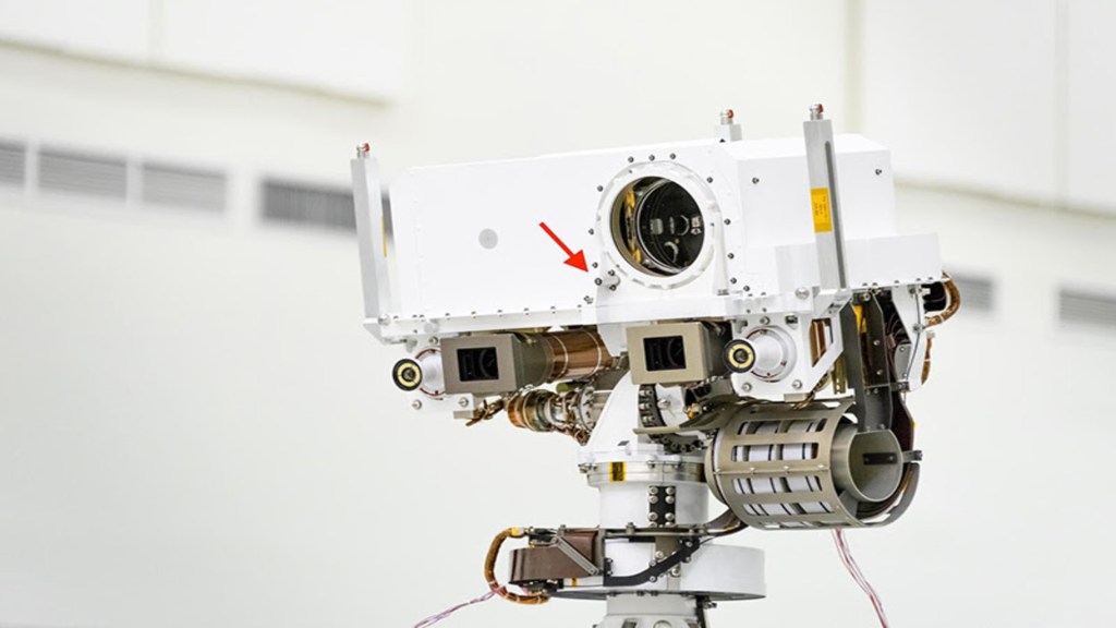 Le dispositif SuperCam de Perseverance. La flèche rouge pointe le microphone. Source : Nasa, JPL-Caltech