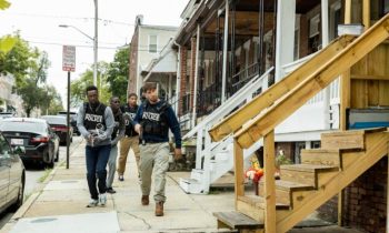 Vingt ans après The Wire, les violences policières de We Own this city prennent toujours aux tripes // Source : HBO