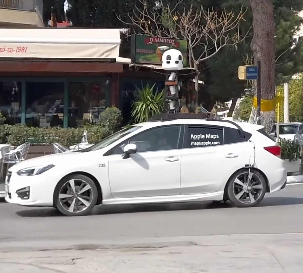 La voiture Apple Maps en Grèce. // Source : Capture d'écran YouTube