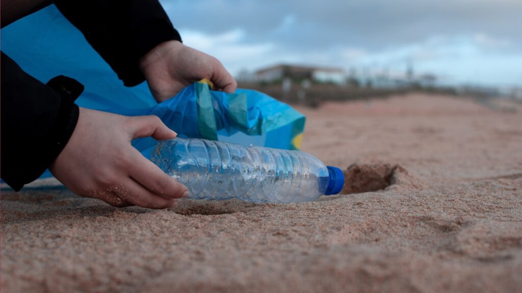 Bouteille en plastique sur la plage : cela pollue pendant des décennies. // Source : Pexels