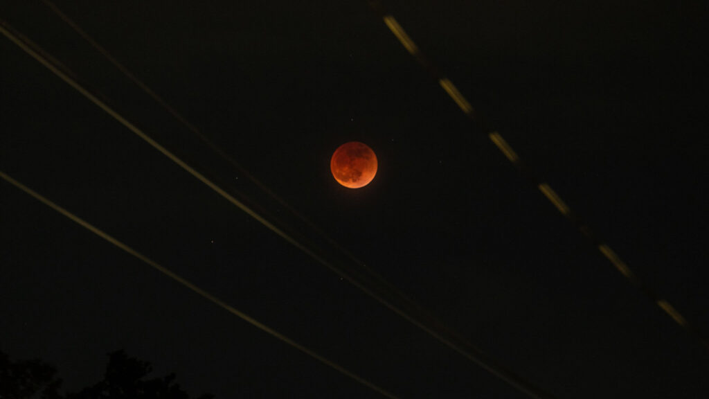 La phase totale de l'éclipse lunaire du 16 mai. // Source : Flickr/CC/bgwashburn (photo recadrée)