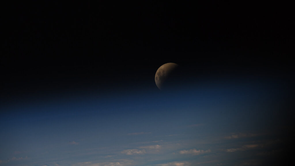 Une image de l'éclipse lunaire, obtenue depuis l'ISS. // Source : Flickr/CC/Samantha Cristoforetti (photo recadrée)