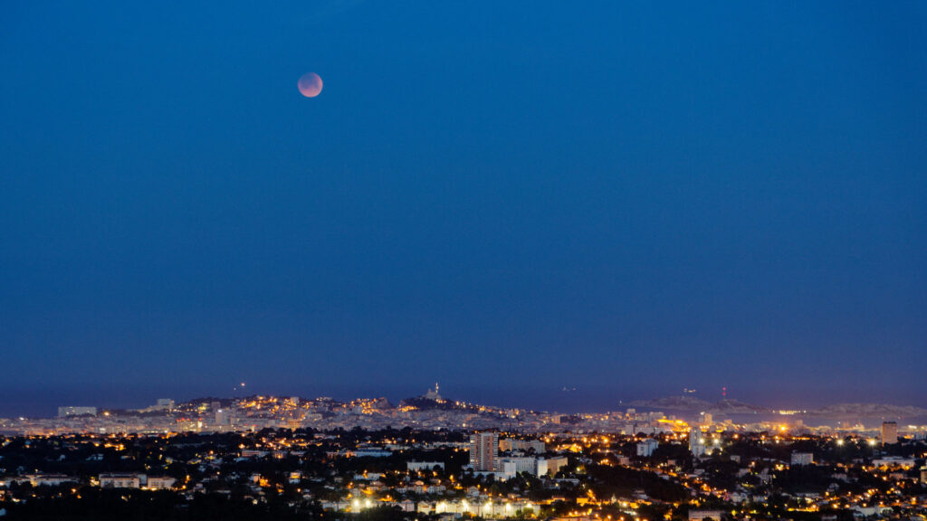 L'éclipse totale de Lune surplombant Marseille. // Source : Flickr/CC/Alexandre Santerne (photo recadrée)