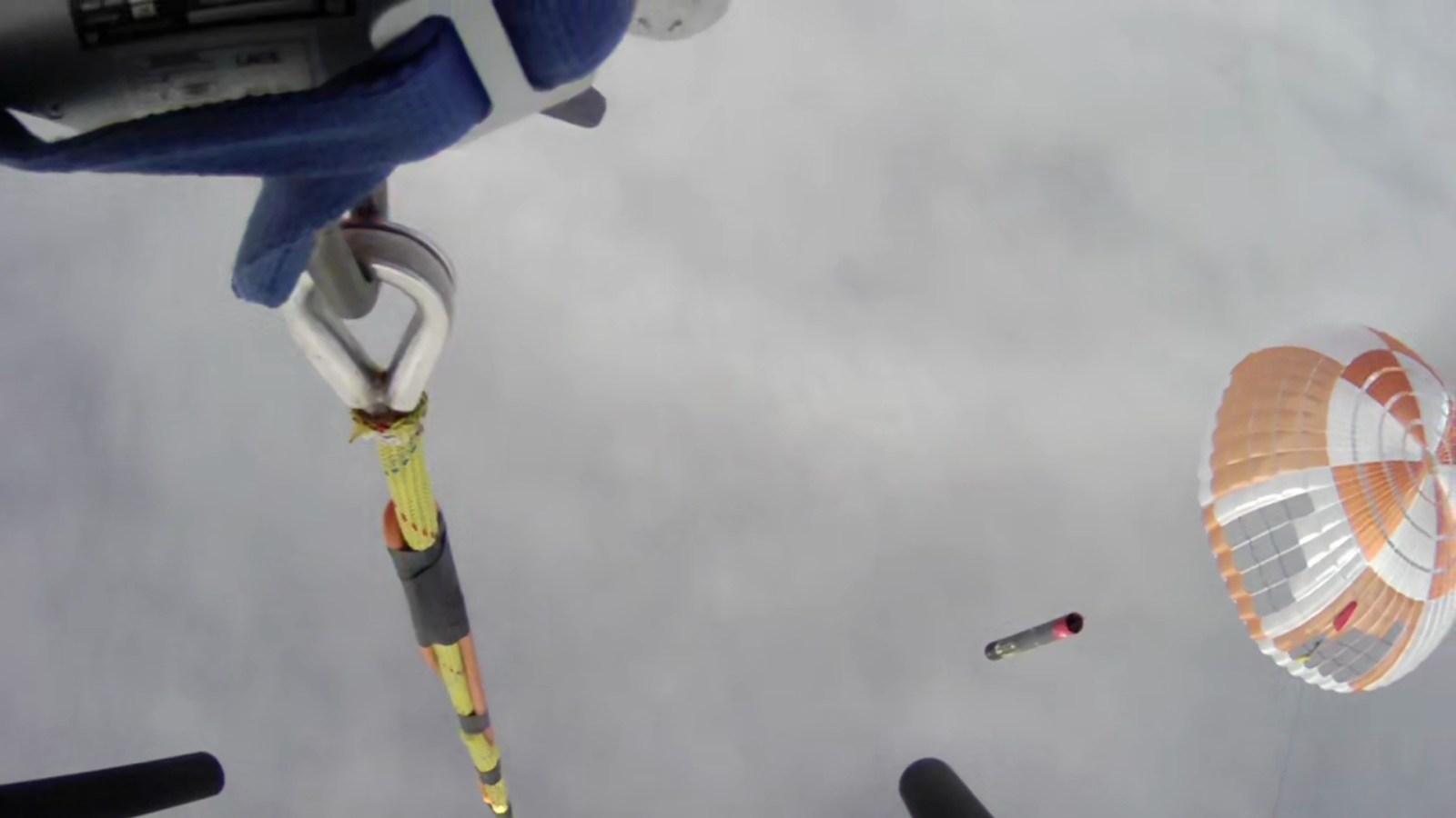 Un hélicoptère a réussi à attraper une fusée en plein vol - Numerama