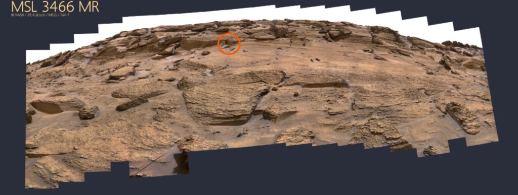 La « porte » n'en est pas une, ce n'est qu'un petit renfoncement dans un rocher. // Source : Nasa/JPL