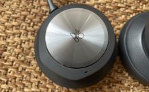 Le joli design du casque Bang & Olufsen // Source : Maxime Claudel pour Numerama Le joli design du casque Bang & Olufsen // Source : Maxime Claudel pour Numerama