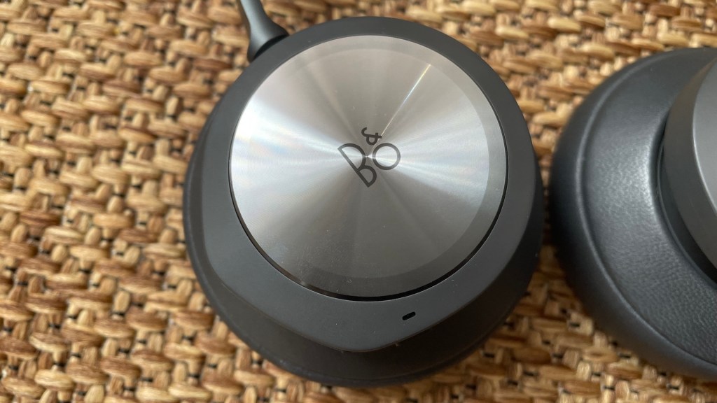 Le joli design du casque Bang & Olufsen // Source : Maxime Claudel pour Numerama Le joli design du casque Bang & Olufsen // Source : Maxime Claudel pour Numerama