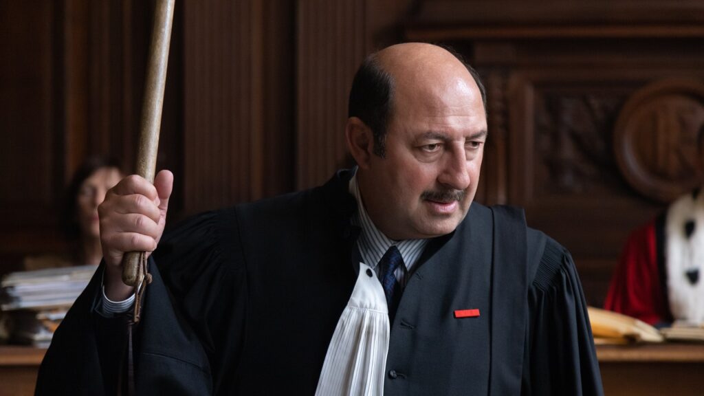Kad Merad incarne l'avocat George Kiejman, qui a défendu la famille Oussekine lors du procès  // Source : Disney+