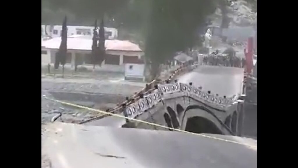 Effondrement du pont d'Hassanabad en mai 2022. // Source : Images postées sur Twitter