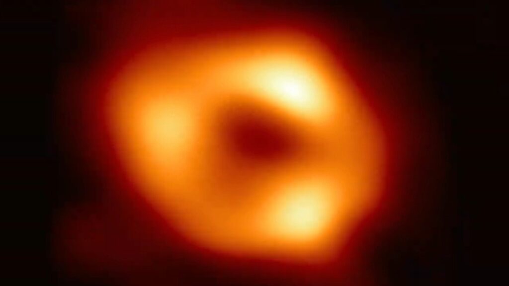 Het superzware zwarte gat in het centrum van ons sterrenstelsel bevindt zich op zo'n 26.000 lichtjaar afstand.  // Bron: Foto ESO/EHT