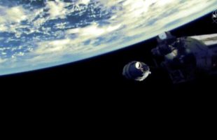 La capsule Starliner face à l'ISS // Source : NASA / YouTube