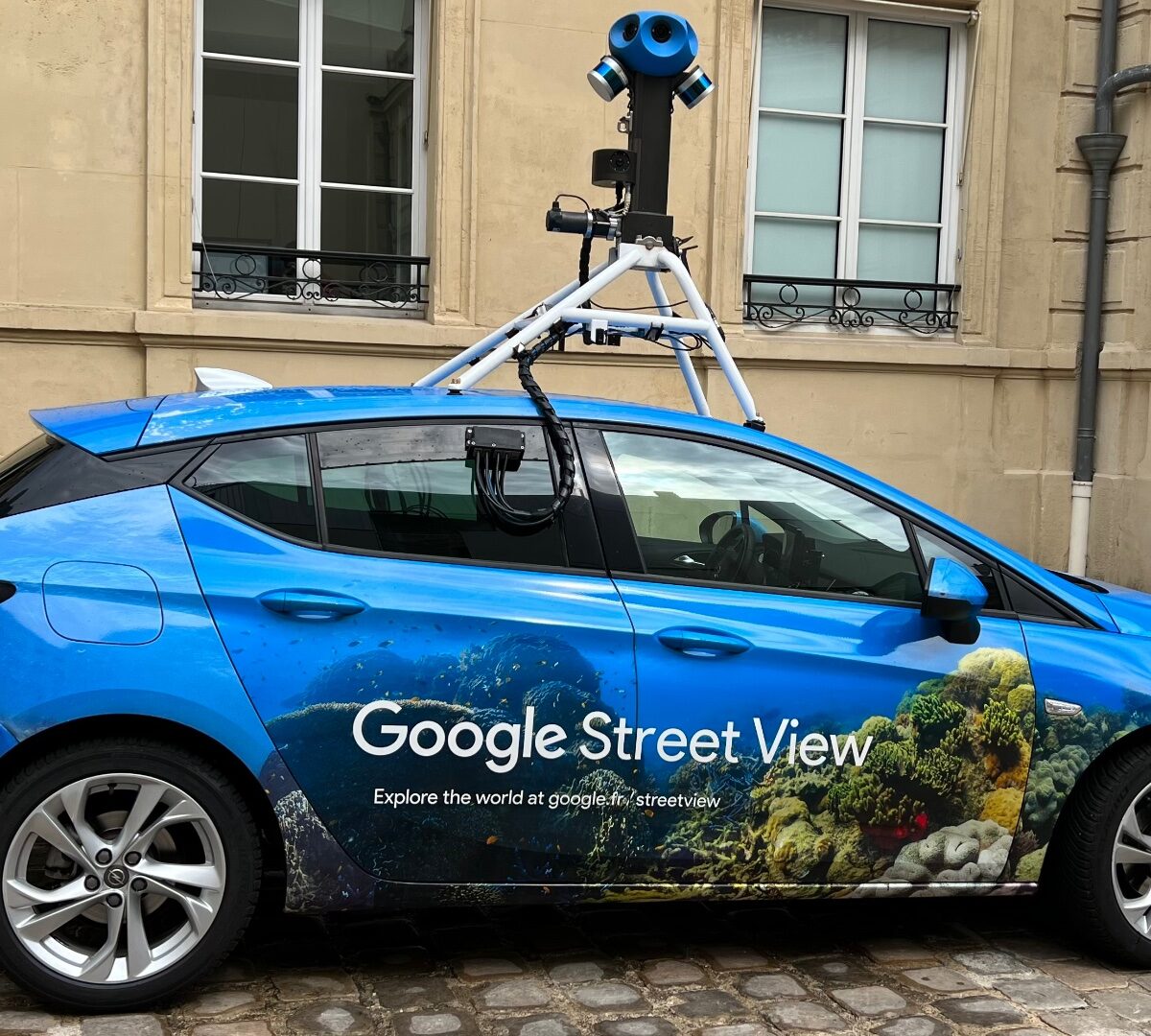 La voiture Google Street View, à Paris. // Source : Numerama