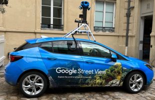 La voiture Google Street View, à Paris. // Source : Numerama