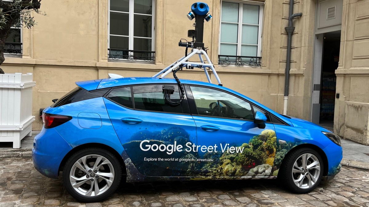 La voiture Google Street View, à Paris. // Source : Numerama