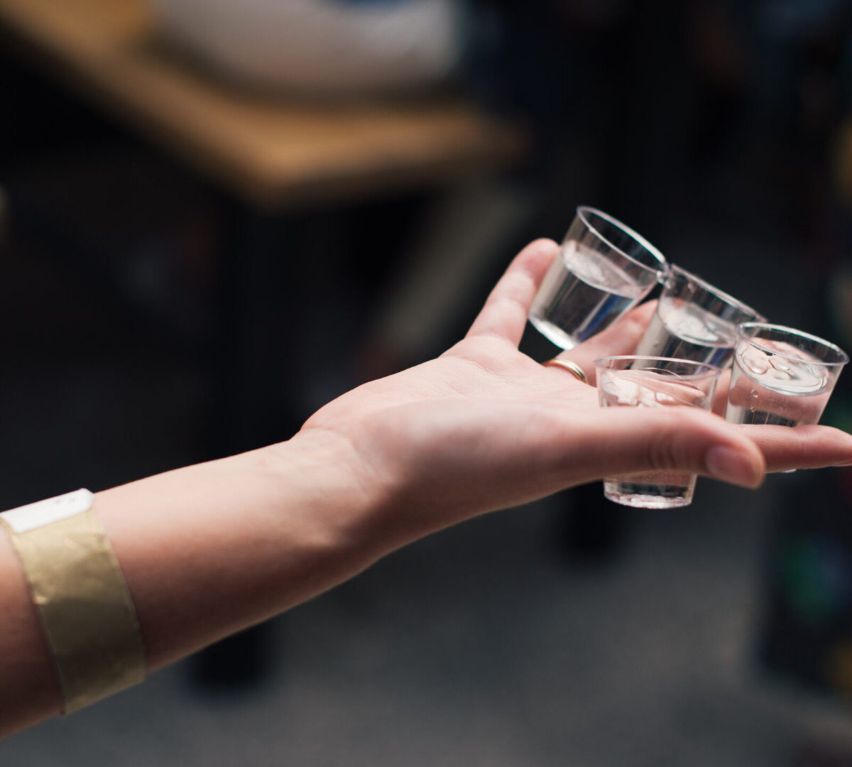 Verres d'alcool. // Source : Charlotte Harrison / Unsplash