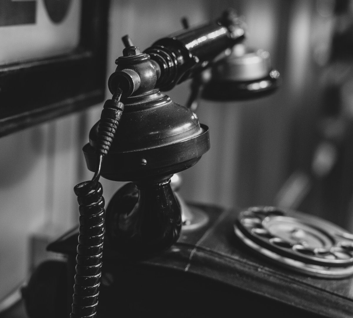 Vieux téléphone. // Source : Unsplash/Jez Timms (photo recadrée)