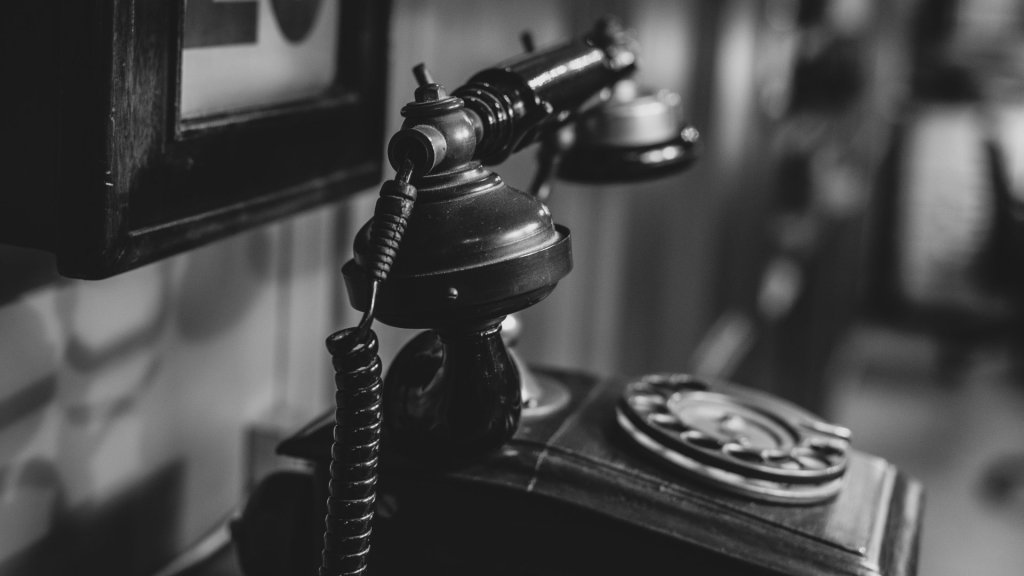 Vieux téléphone. // Source : Unsplash/Jez Timms (photo recadrée)