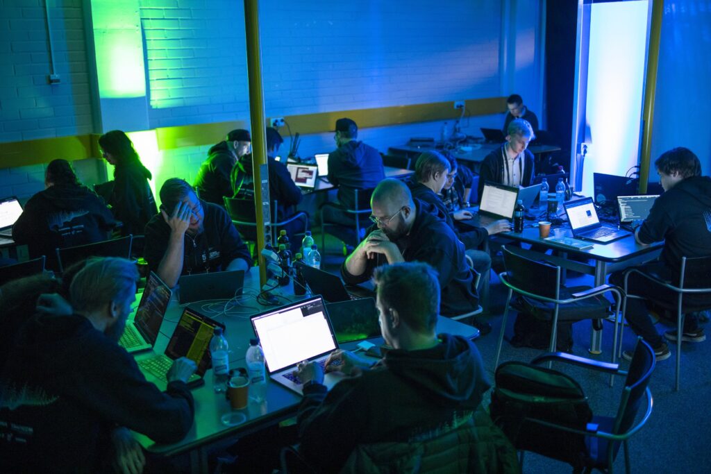 Le premier hackathon de cybersécurité 5G ouvert au monde a rassemblé 70 spécialistes de la cybersécurité de 15 pays différents pour relever les défis lancés par Ericsson, Nokia et l'université d'Oulu. Le hackathon a été organisé par le Centre national de cybersécurité de Finlande // Source : Traficom