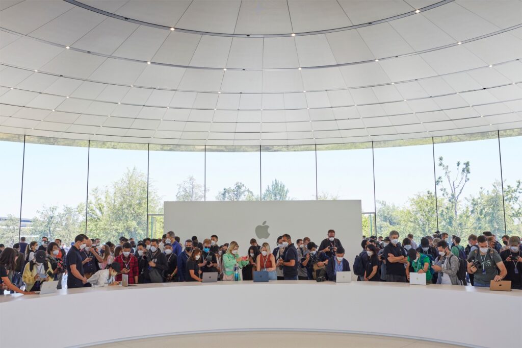 Apple-WWDC22-hands-on-area-MacBook-Air-Steve-Jobs-Theater-Apple-Park-220606