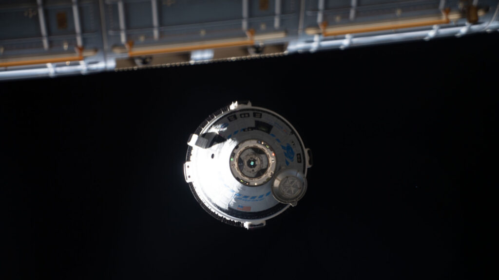 La capsule Starliner de Boeing, sans équipage à bord, approchant de l'ISS. // Source : Flickr/CC/NASA Johnson (photo recadrée)