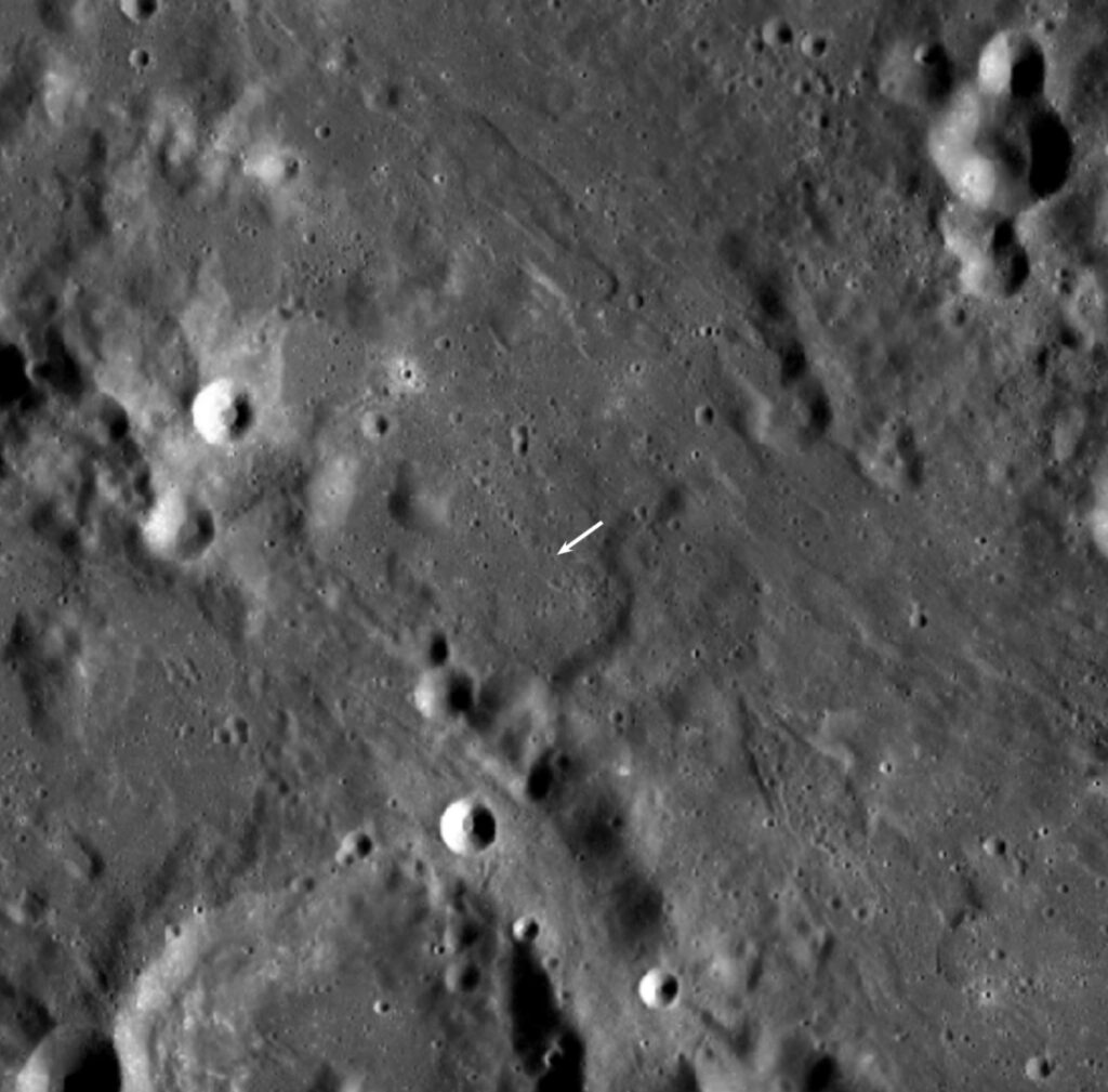 Une vue plus éloignée du site où les cratères se trouvent // Source : NASA