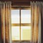 Attention à ne pas laisser ouvertes les fenêtres en journée en cas de fortes chaleurs. Il faut préserver la fraicheur intérieure. // Source : Pexels
