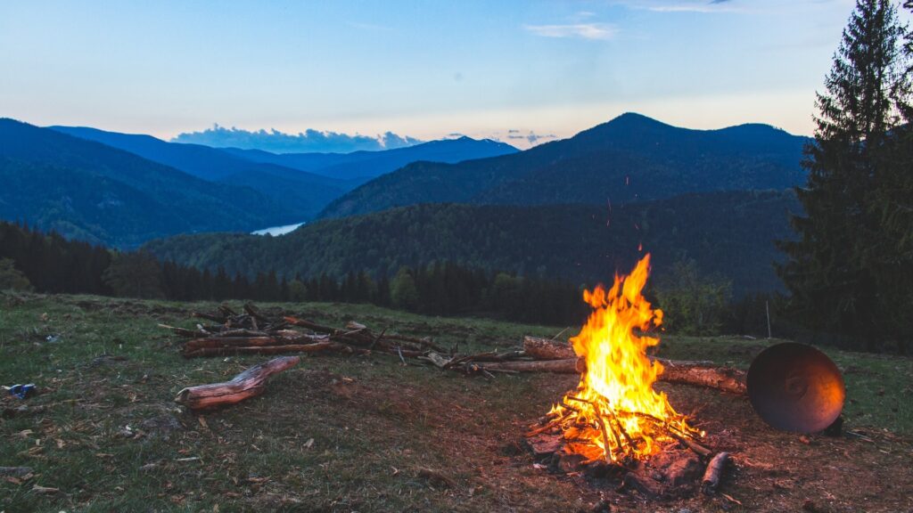 Savoir faire un feu de camp n'a pas toujours été une évidence. // Source : Pexels