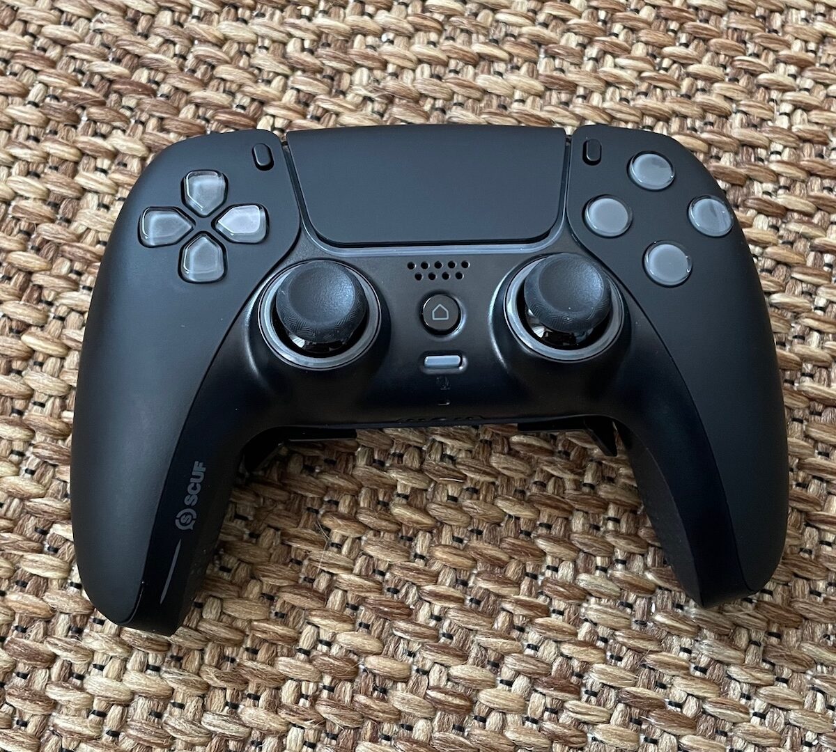 La manette Scuf Reflex pour PS5 // Source : Maxime Claudel pour Numerama