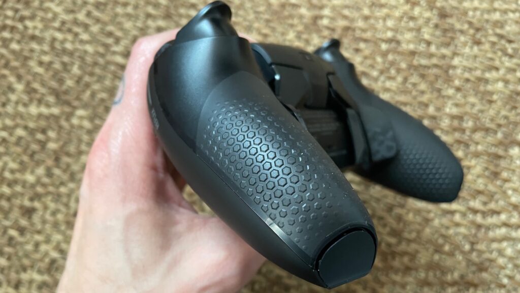 Le grip de la manette Scuf Reflex pour PS5 // Source : Maxime Claudel pour Numerama