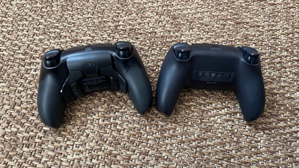 Scuf Reflex (à gauche) versus Sony DualSense (à droite)