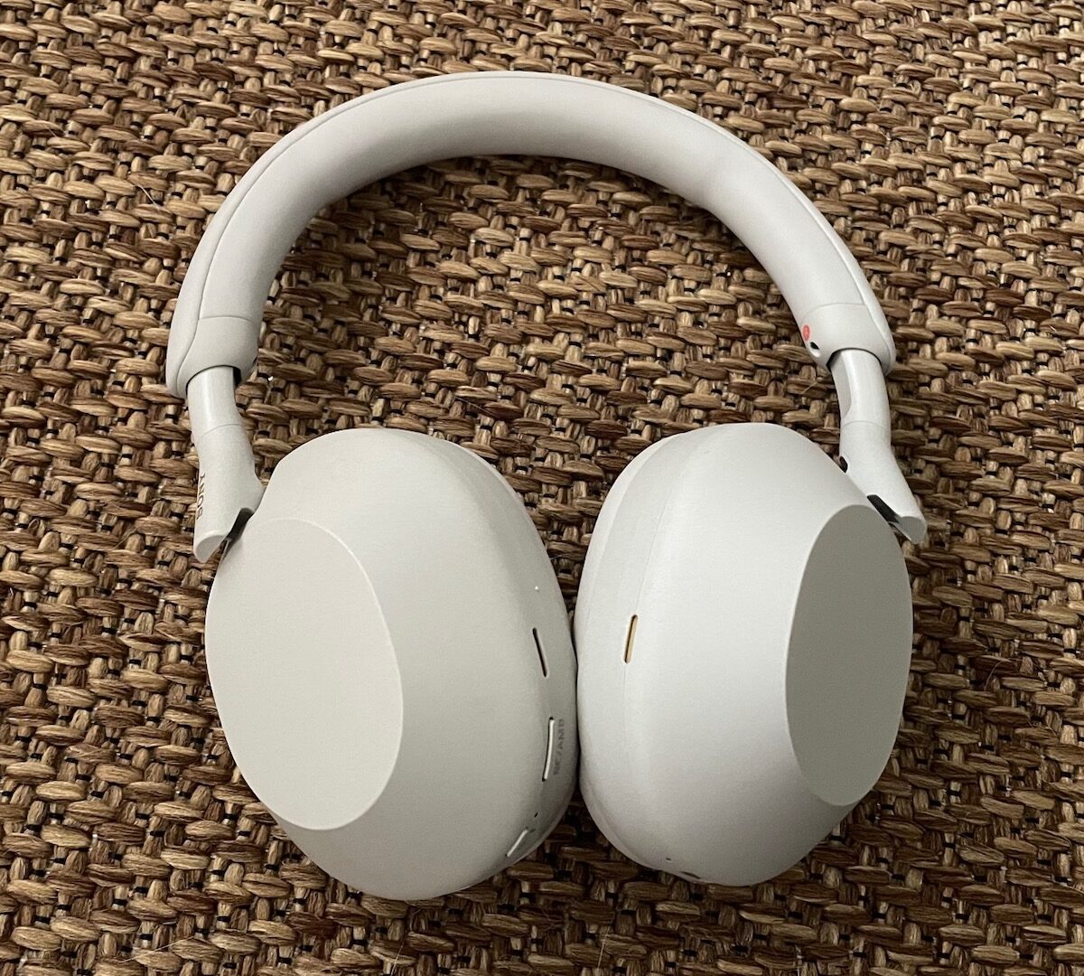 Le casque Sony WH-1000XM5 // Source : Maxime Claudel pour Numerama