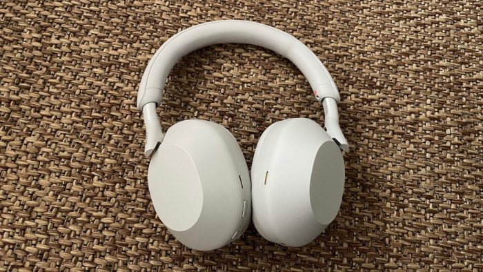 The Sony WH-1000XM5 headphones // Source: Maxime Claudel for Numerama