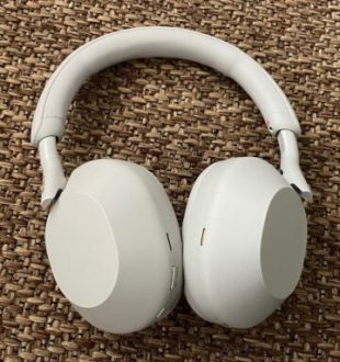 Le casque Sony WH-1000XM5 // Source : Maxime Claudel pour Numerama