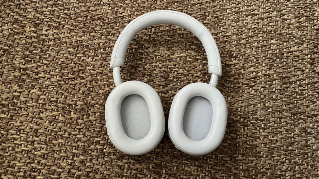 Le casque Sony WH-1000XM5 // Source : Maxime Claudel pour Numerama