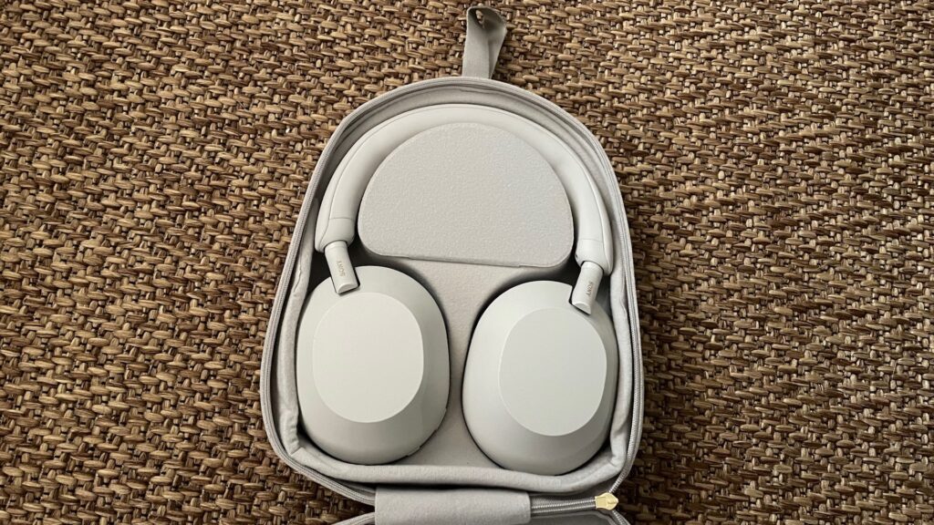 The Sony WH-1000XM5 headphones in their pouch // Source: Maxime Claudel for Numerama