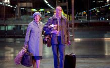 Landscapers met en scène un fabuleux duo : Olivia Colman (The Crown) et David Thewlis (Harry Potter) // Source : Canal+ / Sky UK Ltd / HBO / Sister Pictures Limited Landscapers met en scène un fabuleux duo : Olivia Colman (The Crown) et David Thewlis (Harry Potter) // Source : Canal+ / Sky UK Ltd / HBO / Sister Pictures Limited