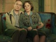 Landscapers met en scène un fabuleux duo : Olivia Colman (The Crown) et David Thewlis (Harry Potter) // Source : Canal+ / Sky UK Ltd / HBO / Sister Pictures Limited