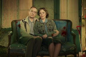 Landscapers met en scène un fabuleux duo : Olivia Colman (The Crown) et David Thewlis (Harry Potter) // Source : Canal+ / Sky UK Ltd / HBO / Sister Pictures Limited