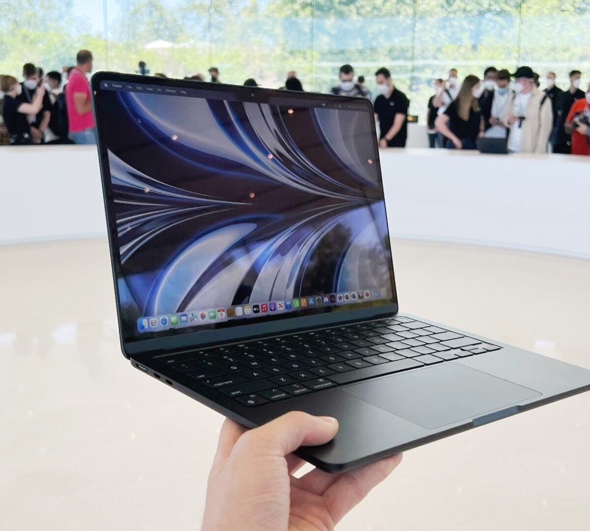 Le MacBook Air M2 était à disposition des journalistes après le keynote. // Source : Numerama