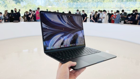 Le MacBook Air M2 était à disposition des journalistes après le keynote. // Source : Numerama