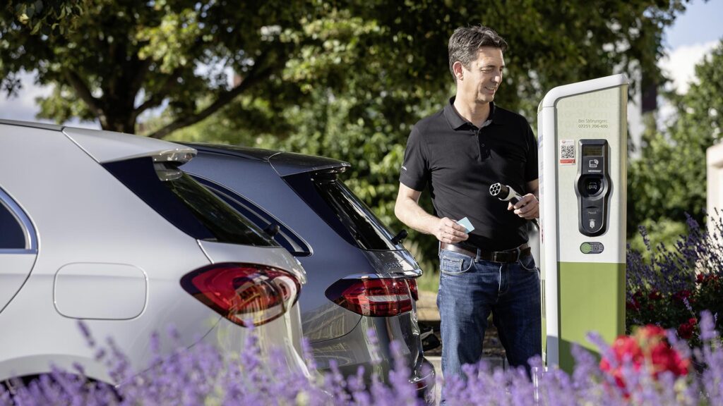 Laad uw auto op op een openbare terminal // Bron: Mercedes