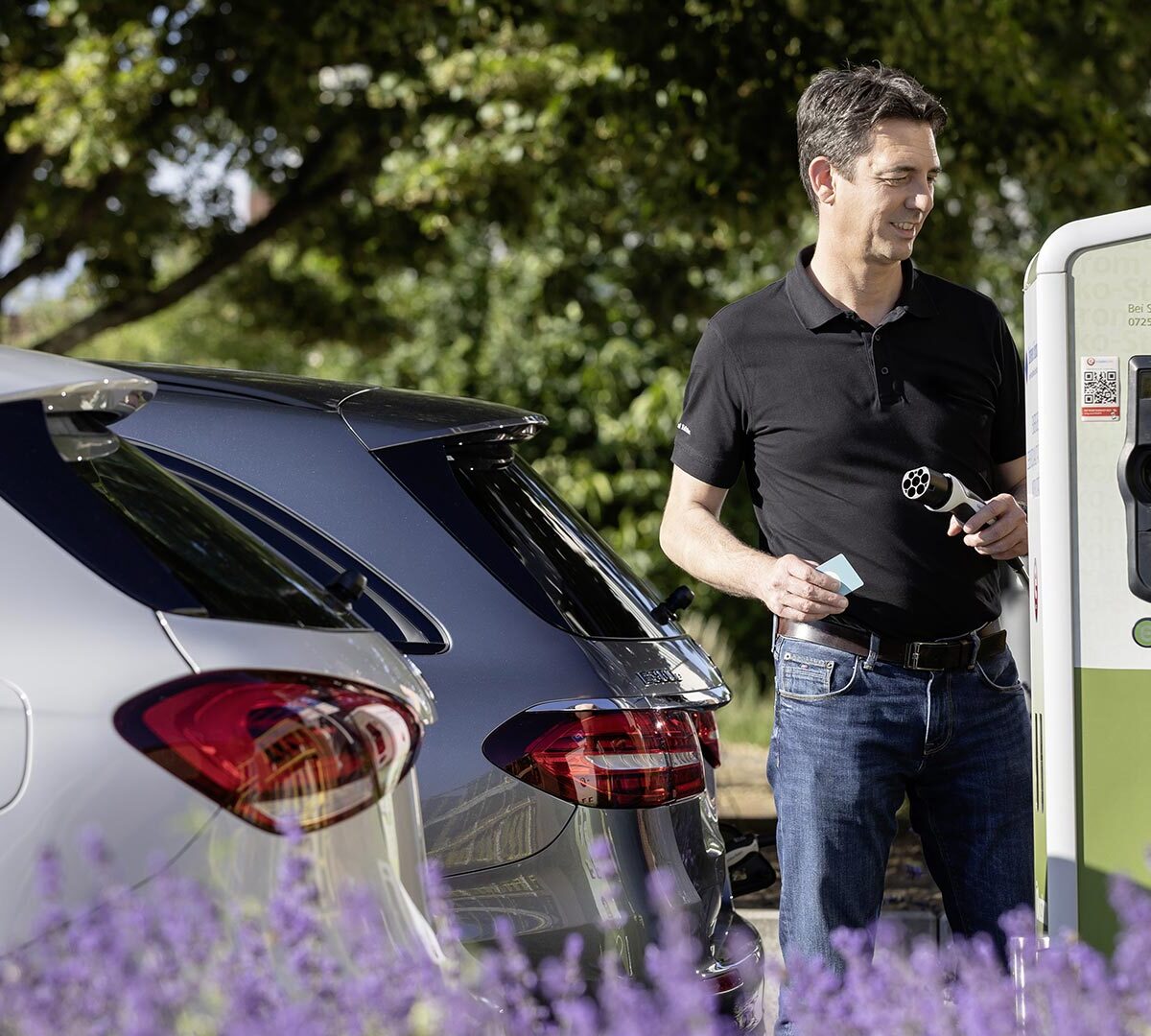 recharger sa voiture sur une borne publique // Source : Mercedes