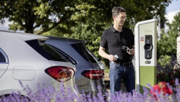 recharger sa voiture sur une borne publique // Source : Mercedes