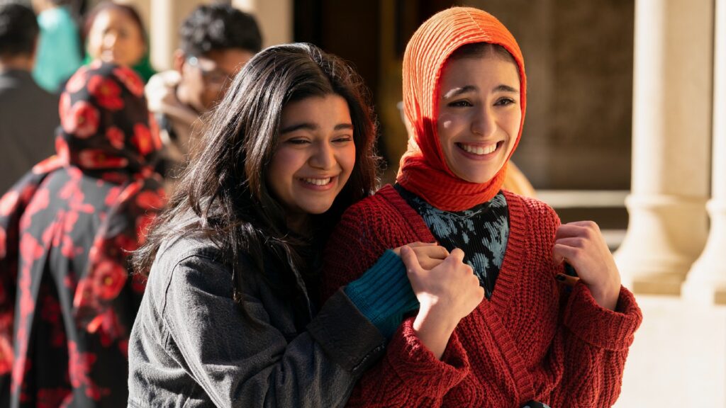Iman Vellani (Kamala Khan) et Yasmine Fletcher (Nakia) // Source : Marvel/Disney+
