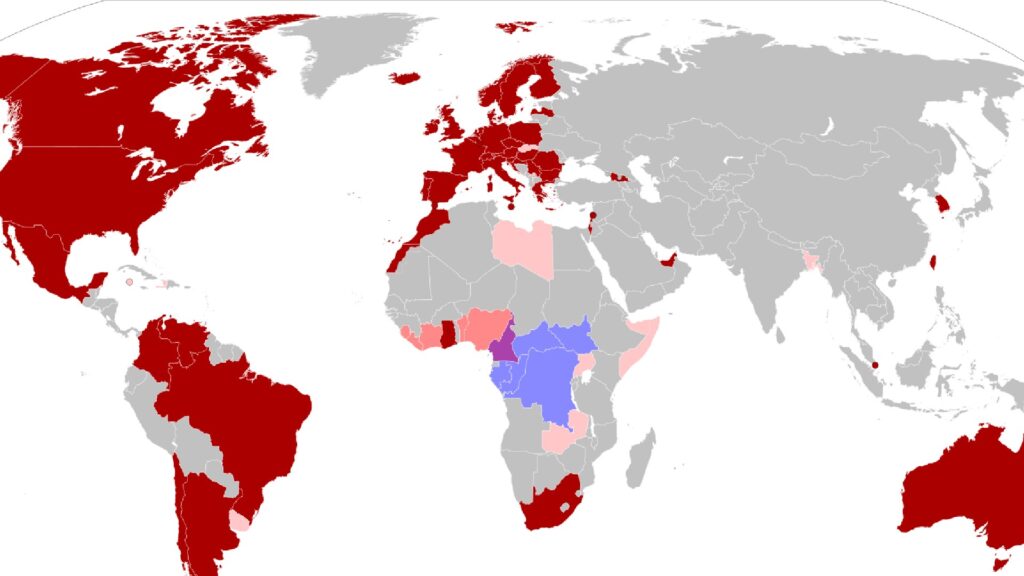En rouge, les cas de variole du singe pour la souche 2022. En rose, mauve et magenta, les zones endémiques. // Source : ArcMacaon/Wikimédias