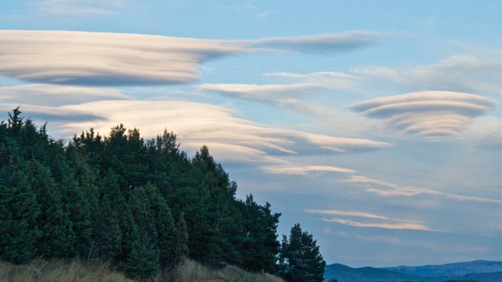Aucun ovni en vue, ce sont des nuages. // Source : Flickr/CC/Marc Veraart (photo recadrée)