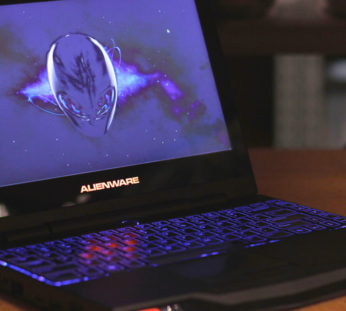 Ordinateur portable Alienware avec son logo // Source : Flick