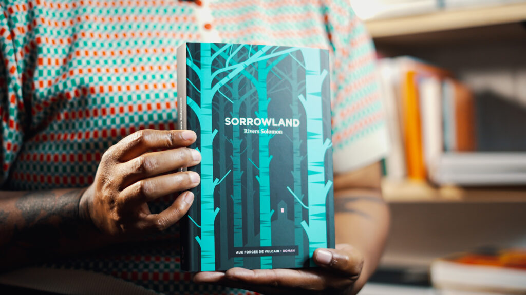 Rivers Solomon tenant son roman « Sorrowland », à la librairie Les Mots à la Bouche (Paris). // Source : Numerama / Louise Audry