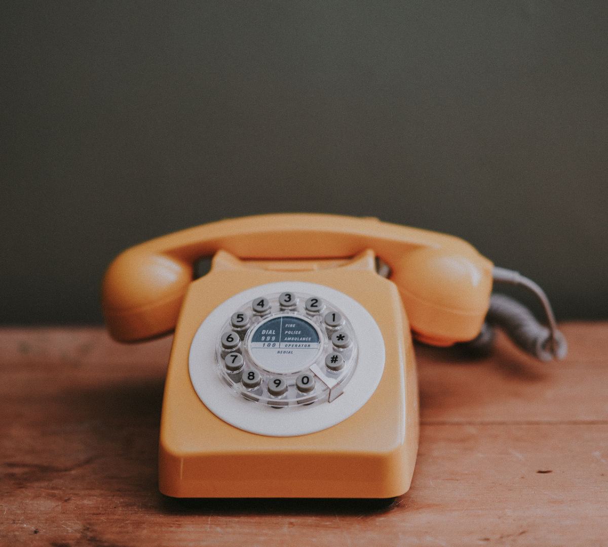 Un téléphone aussi rétro que l'horloge parlante. // Source : Unsplash/Annie Spratt (photo recadrée)